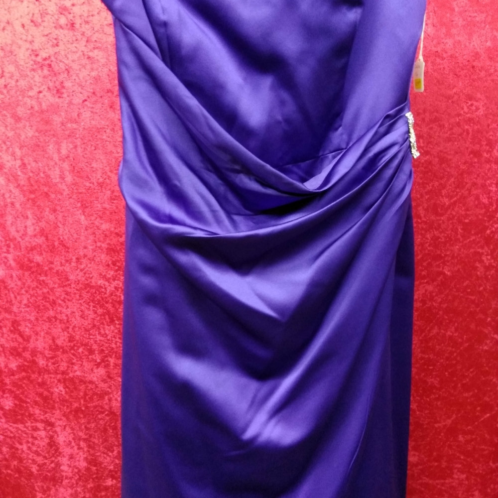 Dresses - Picture 4 of 4